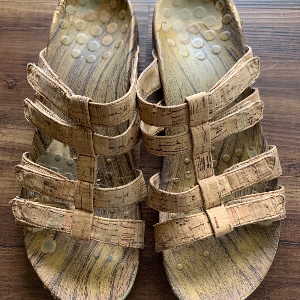 Earthy Vionic Sandals Size 9